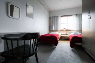 Отель Lapland Hotels Kilpis Кильписъярви Двухместный номер с 2 отдельными кроватями и общей ванной комнатой, хостел-2